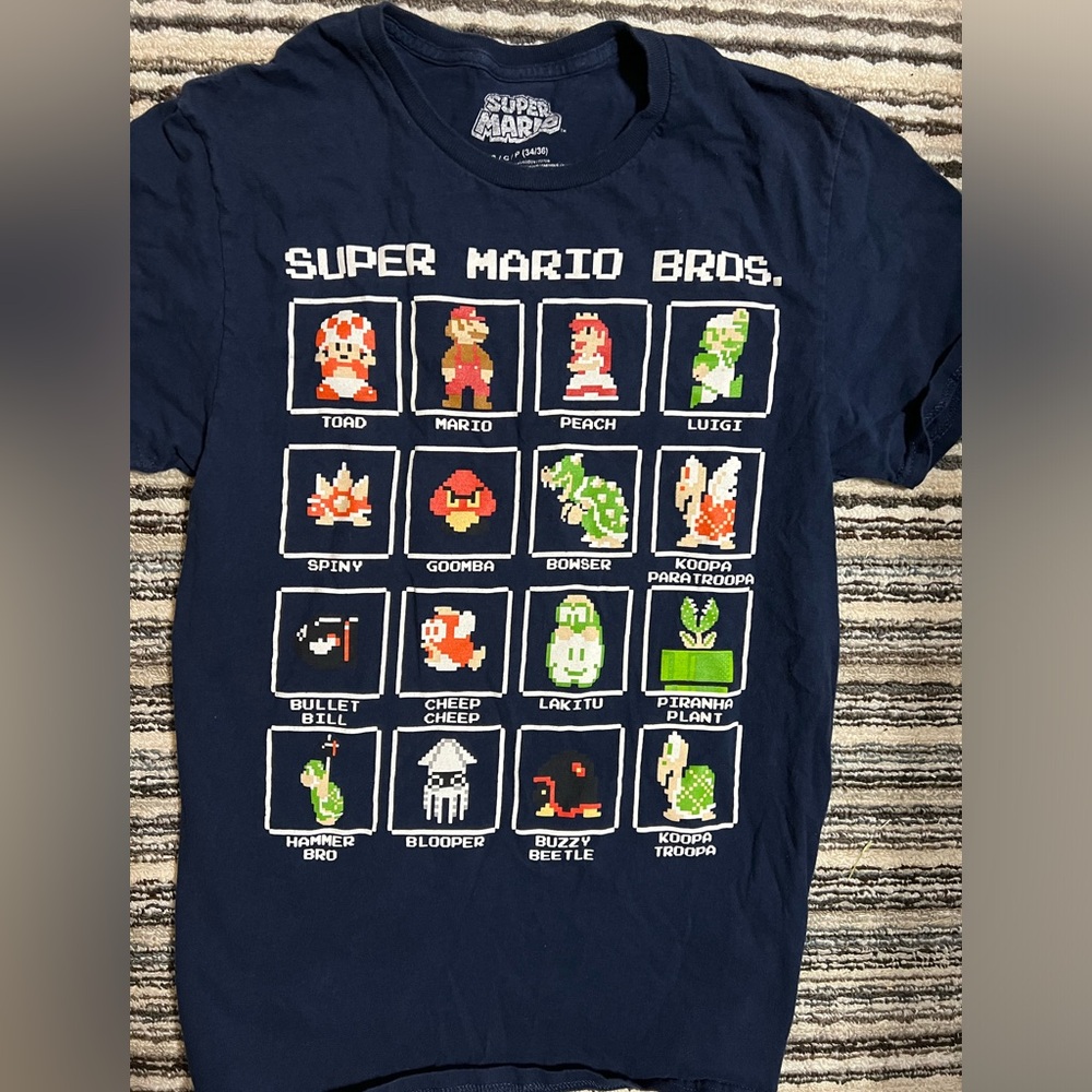 Men’s Super Mario Size Small shirt